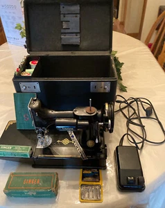 Vintage 1952 Singer Featherweight 221 Sewing Machine w/ Case & Accessories - Picture 1 of 6