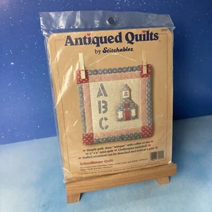 1990 Dimensions ~ Antiqued Quilts by Stitchables 72002 Schoolhouse Mini Quilt ~ 6x6 - Bild 1 von 4
