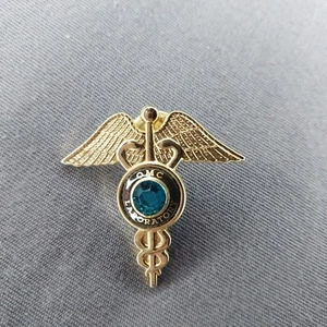 OMC Labratory Medical Grün Stein Reversmütze Jacke Pin - Bild 1 von 2
