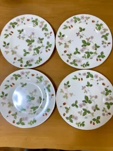 Wedgwood Wild Strawberry Plates Set of 4 20.5cm - Picture 1 of 4