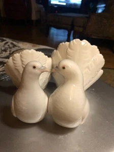 VINTAGE Ladro coppia colombe bianche statuina porcellana made in spagna - Foto 1 di 6