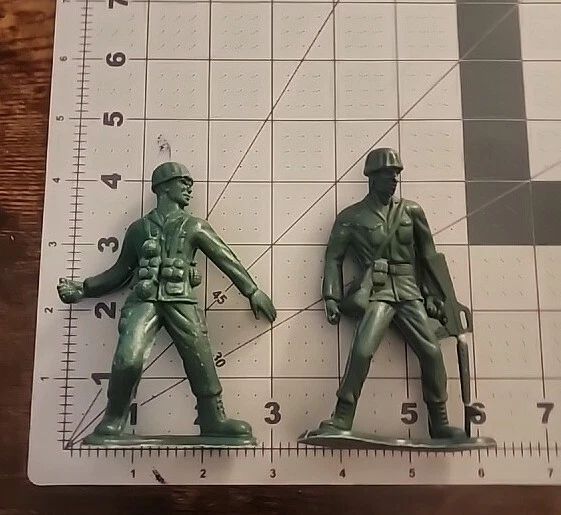Vintage lot 2 Green 4 inch Plastic Army Men Soldiers  - Image 1 of 4