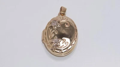 Beautiful Pre-Loved 9carat 9k Yellow & White Gold Oval Hinged Floral Locket 1.3g - Image 1 of 4