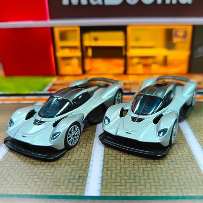 Coche diecast metálico plateado Aston Martin Valkyrie Skyfall 2 piezas POP RACE 1:64 Foto 1 de 4