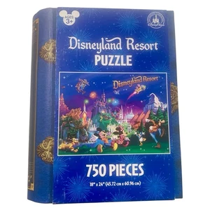 Disneyland Resort Puzzle 750 pezzi 18" x 24" in astuccio a forma di libro - Foto 1 di 4