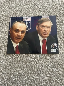 BUD SELIG ROB MANFRED autografo firmato 8x10 foto MLB COMMISSARIO BAS BECKETT - Foto 1 di 1