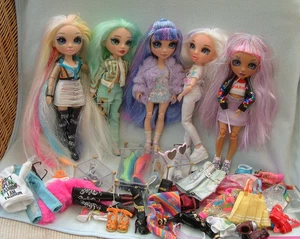 5 x REGENBOGENHOHE Puppen + viel Kleidung Schuhe Stiefel - FAB KONVOLUT! - Bild 1 von 14