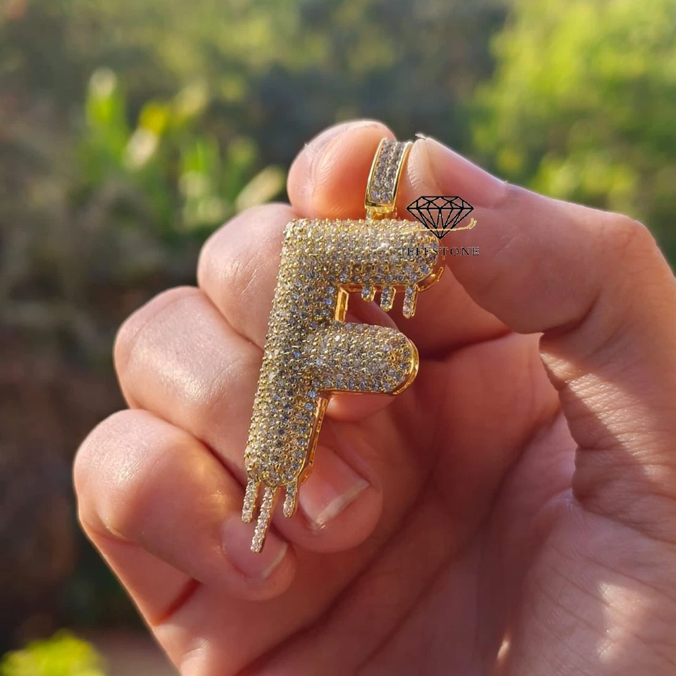 Colgante de goteo inicial sobre letra F de oro amarillo de 14 quilates moissanita D/FL de 1,25 quilates 2" Foto 1 de 4