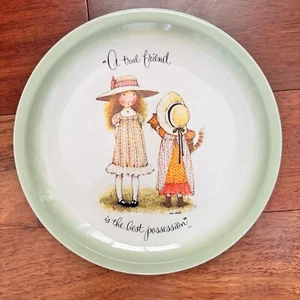 Plato de coleccionista vintage Holly Hobbie 1972 A True Friend Is the Best Possession - Imagen 1 de 7