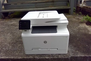 Impresora láser color inalámbrica todo en uno HP M281fdw LaserJet Pro - blanca - Imagen 1 de 7