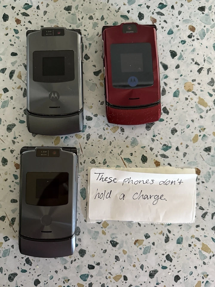 Motorola RAZOR  V3c Mobile Phones - Set of 3 Works Don’t Hold A Charge Va6 - Image 1 of 4