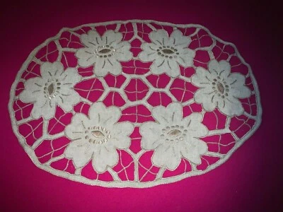 Napperon Art Déco en lin brodé , ovale, 60 cm x 45 cm - Photo 1/4