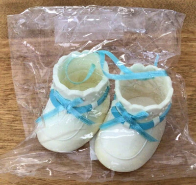 Baby Shower Memento/Cake Topper, Botines de Resina Blanca con Borde de Cinta Azul, Nuevo en Paquete Foto 1 de 4