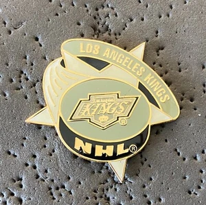 Los Angeles Kings Puck & Star NHL Hockey Pin - Bild 1 von 2