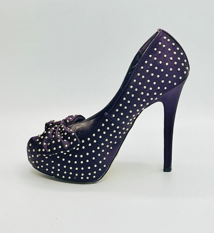 BEBE LIZZY Satinado Dorado Tachonado Morado Arco Plataforma 5”/2” Tacones EE. UU. 7 Foto 1 de 4