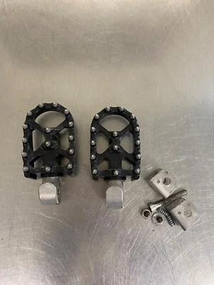 Harley Street Bob 2018 FXBB Flo Motor Sport Harley M8 Softail estriberas de pasajero Foto 1 de 4