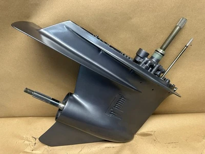 Conjunto de accionamiento en popa inferior Yamaha 1989-90 de 4 cilindros, V6 y V8 de agua dulce limpia OEM Foto 1 de 4