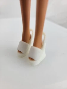 Mattel Barbie weiße BackcStrappy High Heel Schuhe 70er Jahre Stil für Puppe - Bild 1 von 16