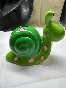 Linda y colorida alcancía pequeña en forma de caracol, medida de 5"" de largo, 4"" de alto - Imagen 1 de 6