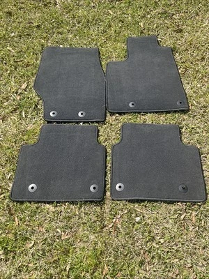 Conjunto de tapete CHRYSLER 300 4 peças preto PRD09014 42858J FABRICANTE DE EQUIPAMENTO ORIGINAL 2011-2017 Mopar - Imagem 1 de 4