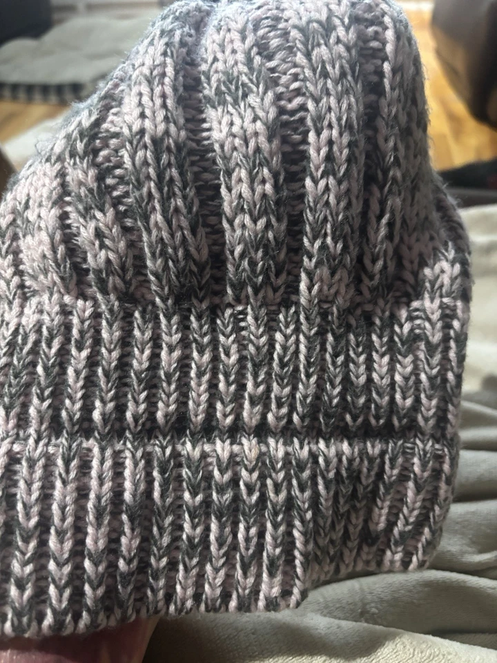 Gorro de punto rosa y gris  Foto 1 de 1