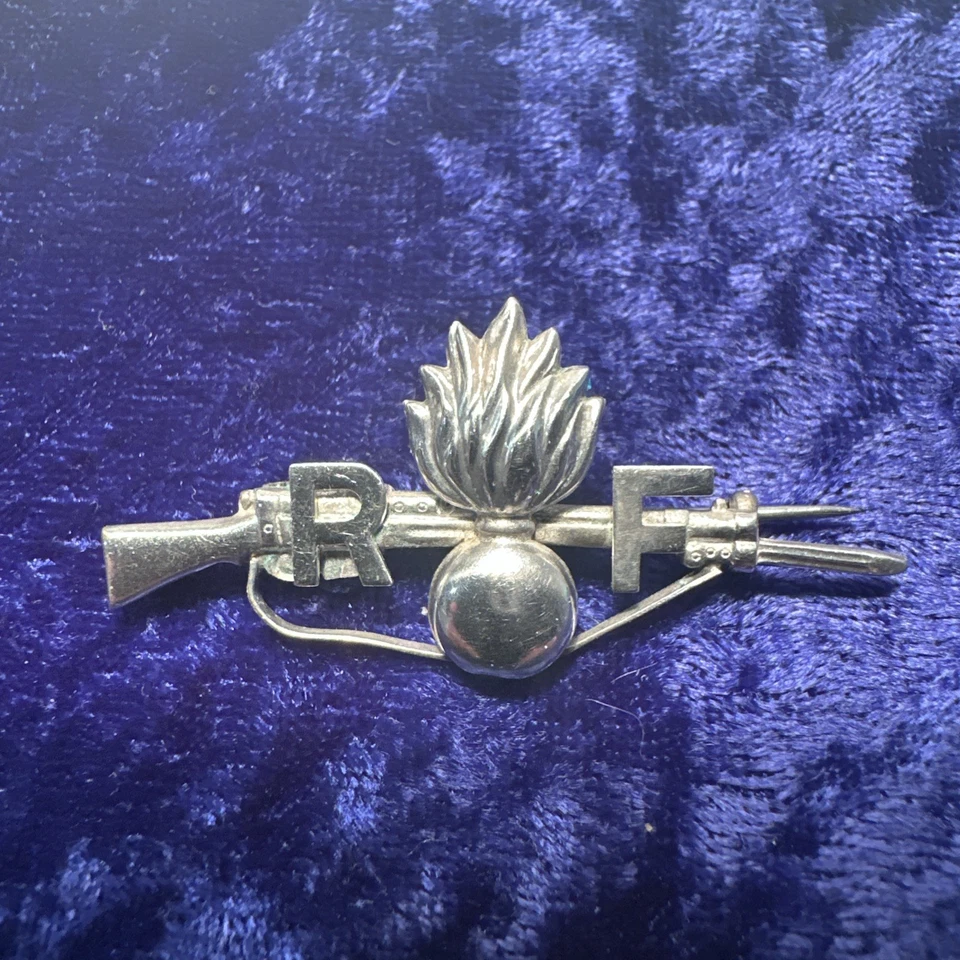 Broche insignia de novia de plata esterlina de fusileros reales antiguos de la Segunda Guerra Mundial. Foto 1 de 4