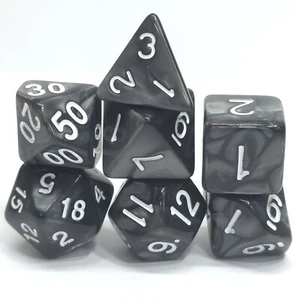 Nuevo juego de 7 Piezas Poliedrico Perlado Nácaro Negro Juego de Dados con Bolsa D&D RPG - Imagen 1 de 3