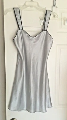 Vestido de noche Lise Charmel para mujer plateado satinado con ribete gris oscuro talla pequeña Foto 1 de 4