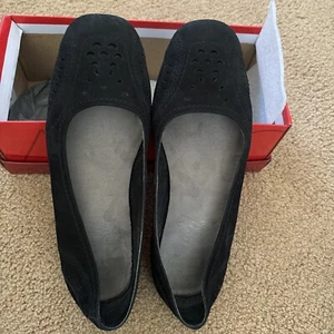 Aerosoles Boi Oh Boi Damen 9,5 M perforiertes schwarzes Nubuk-Wildleder flach mit Karton gebraucht, in einwandfreiem Zustand - Bild 1 von 5