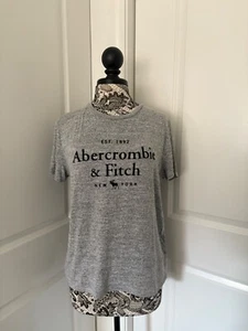 Abercrombie & Fitch Logo T-Shirt Tee grau mit marineblauem Samt weicher gesponnener Stoff Large - Bild 1 von 4