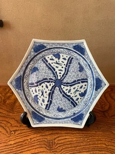 Piatto esagonale giapponese vecchio Imari-ware blu e bianco design geometrico pipistrelli uccellini - Foto 1 di 10