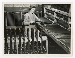 Kanadierin macht Waffen für Kriegsanstrengungen WWII 1942 Pressefoto - Bild 1 von 2