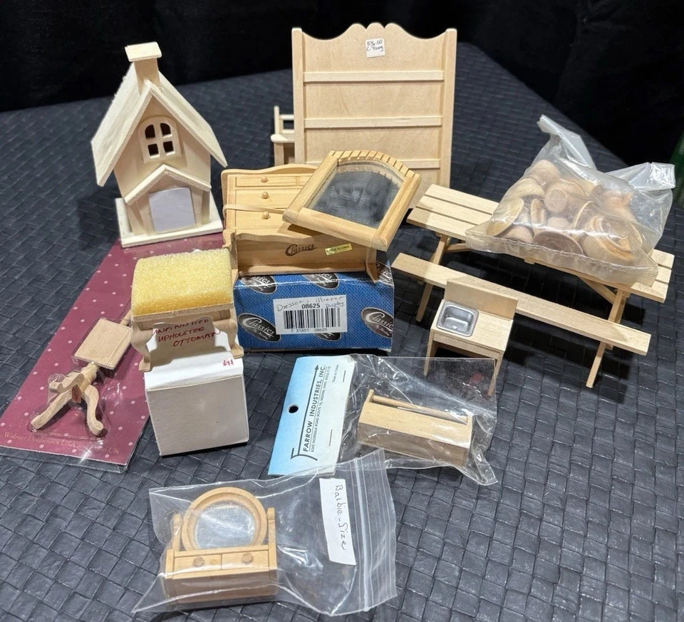 Lote hágalo usted mismo de muebles de madera para casa de muñecas sin pintar - 15 + piezas. Marca y artesanal Foto 1 de 4