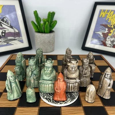 Juego de Ajedrez Isla de Lewis 33 piezas Artesanales Vikingos Ajedrez Medieval Piezas de Réplica Foto 1 de 4