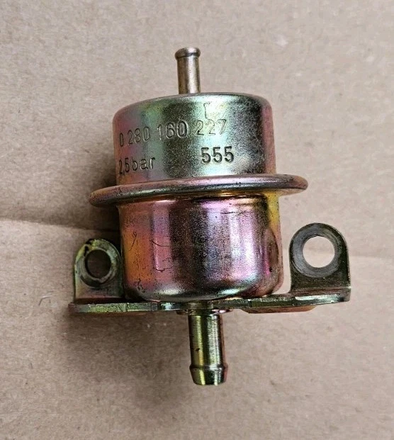 Porsche 944 924 1985 1987 2,5 regulador de presión de combustible Bosch 0280160227 2,5 bar Foto 1 de 4