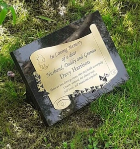 Targa Tomba Commemorativa Granito Nero Personalizzata Cimitero Lapide Tomba - Foto 1 di 4