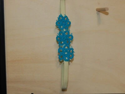 Diadema Crema Hecha a Mano Adulto/Adolescente con 3 Flores Turquesa Tatuadas Foto 1 de 2