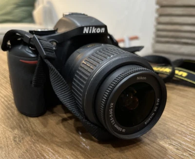 Cámara Nikon D5200 con lente y tarjeta de memoria incluidos - Excelente estado  Foto 1 de 2