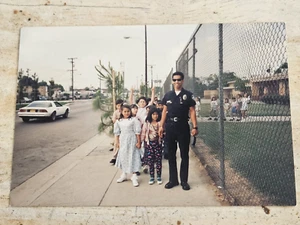VINTAGE PHOTO 1980'S MEXICAN AMERICAN CHILDREN WITH LOS ANGELES OFFICER COP LAPD - Picture 1 of 5