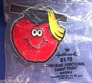 Hallmark PIN Absolvent Vintage APFEL anthropomorphe MÜTZE Schule College NEU IN VERPACKUNG - Bild 1 von 3
