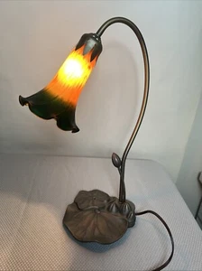 TIFFANY STYLE LIGHT 1 GREEN AMBER TRUMPET GLASS SHADE LILY PAD TABLE LAMP - Picture 1 of 8
