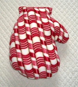 NUEVO Mano 15x19 Almohada de Vellón Forma de Mitón Rojo Blanco Bastón de Caramelo Rayas - Imagen 1 de 2