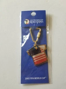 FIFA 2002 WORLD CUP KOREA JAPAN OLP EMAILLE SOUVENIER SCHLÜSSELANHÄNGER HOLOGRAMM NEU IN VERPACKUNG USA - Bild 1 von 2