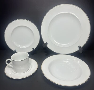 Pottery Barn Blanco con Borde Dorado 5 Piezas Ajuste de Lugar Ver Descripción Foto 1 de 4