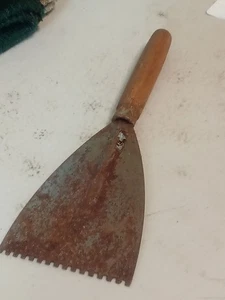 Coltello da stucco vintage con denti - manico in legno - 3" - Foto 1 di 3