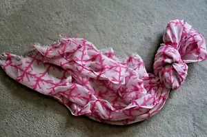 NEU MIT ETIKETT "GUSSY UP" DAMENSCHAL = WEISS/ROSA DESIGN - 100 % POLYESTER - 36" x 88" - Bild 1 von 3