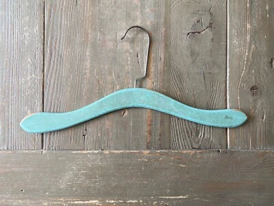 Cabide de roupas antigo de madeira Fairy All Styles Co. NY 17" madeira pintada de azul - Imagem 1 de 4