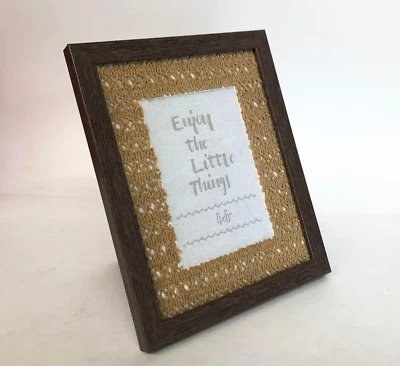 Marco de fotos de madera decoración tejido texturizado foto de pie 4x6", marrón oscuro Foto 1 de 4