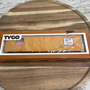 HO Tyco Union Pacific 62' Hi-Cube Double Door Box Car, Yellow, UP #300631 New - Picture 1 of 17