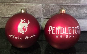 Zwei Pendleton Whisky rote Kunststoff Weihnachtskugel Ornamente Let'er Buck - Bild 1 von 3